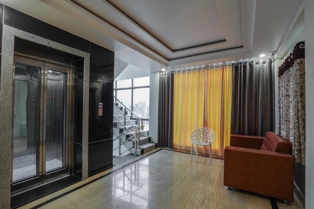 Oyo 16155 Hotel Dcm Grand Vijayawada Luaran gambar
